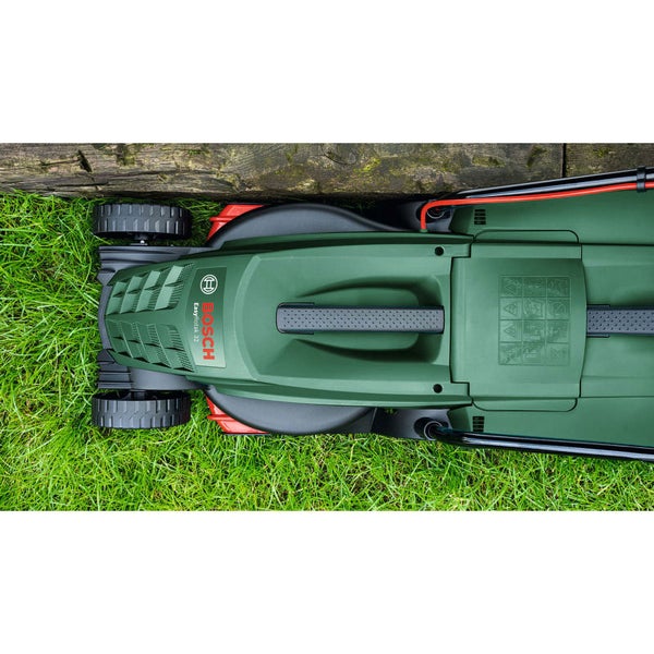 Bosch Elektro-Rasenmäher EasyRotak 32 beim Mähen an einer Holzkante Draufsicht