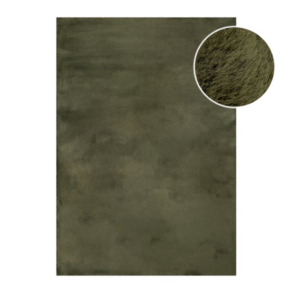 Olivenfarbener Hochflor-Teppich aus Kunstfell mit Detailansicht der weichen Textur