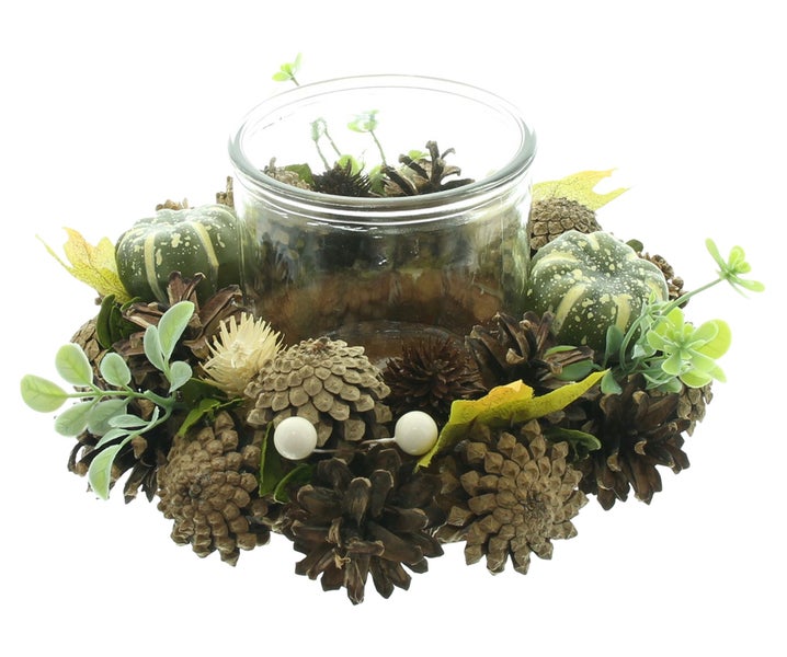 Herbstlicher Kranz mit Glas Windlicht dekoriert mit Tannenzapfen kleinen Zierkürbissen und Kunstpflanzen