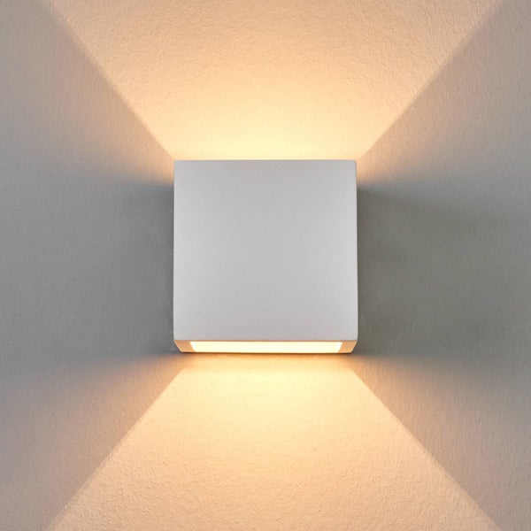 Quadratische Wandleuchte mit Lichtaustritt nach oben und unten.