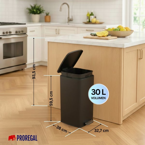 Proregal Logo. Schwarzer Treteimer mit offenem Deckel und 30 Liter Volumen in einer hellen Küche neben Kochinsel mit Maßangaben in Zentimetern.