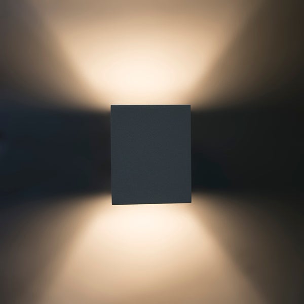 Quadratische Wandleuchte mit Lichteffekten nach oben und unten