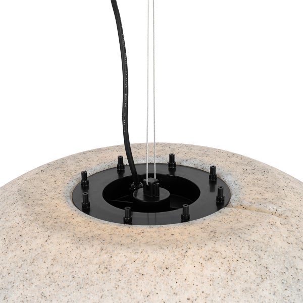 Detailansicht der Aufhängung einer Pendelleuchte in Steinoptik mit Kabel und Drahtseil.