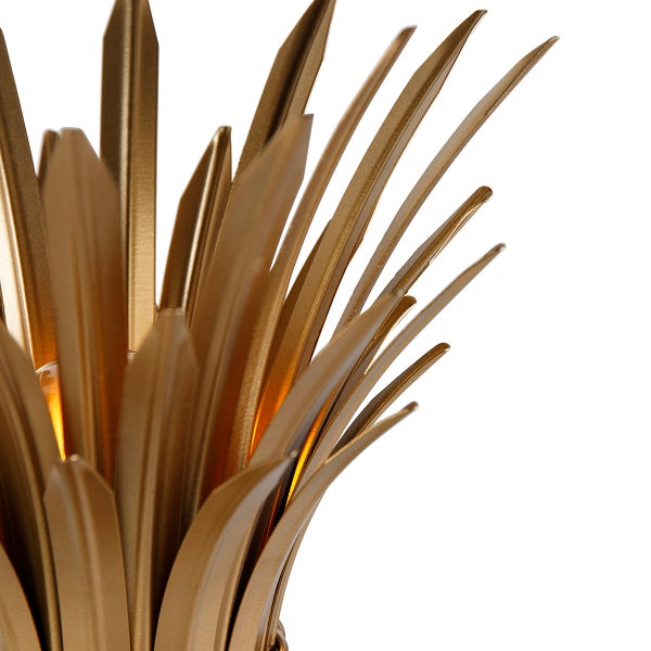 Nahaufnahme einer goldenen dekorativen Leuchte mit Blattdesign.