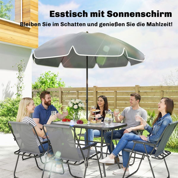 Gruppe von fünf Personen an einem rechteckigen Gartentisch mit grauem Sonnenschirm und grauen Gartenstühlen auf einer Terrasse.