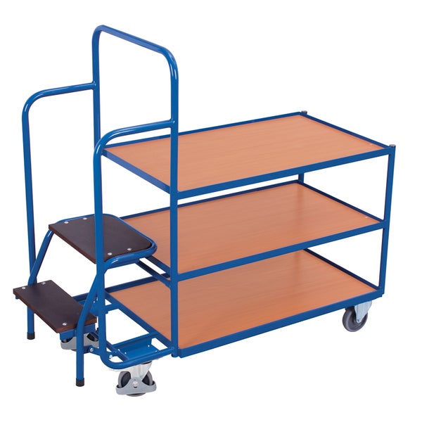 Blauer Etagenwagen aus Stahl mit drei hölzernen Ablageflächen und integrierter Treppe mit zwei Stufen.