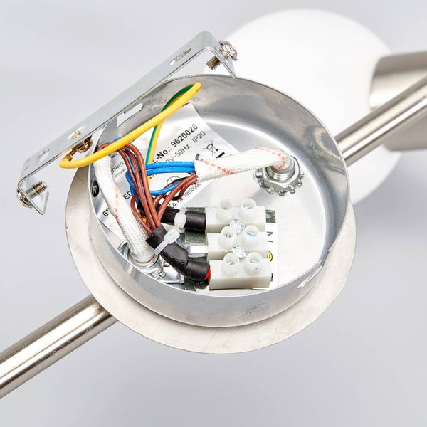 Innenansicht einer Deckenleuchte mit Verkabelung und Klemmen