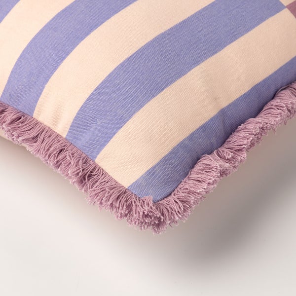 Kissen mit Streifenmuster und Fransen