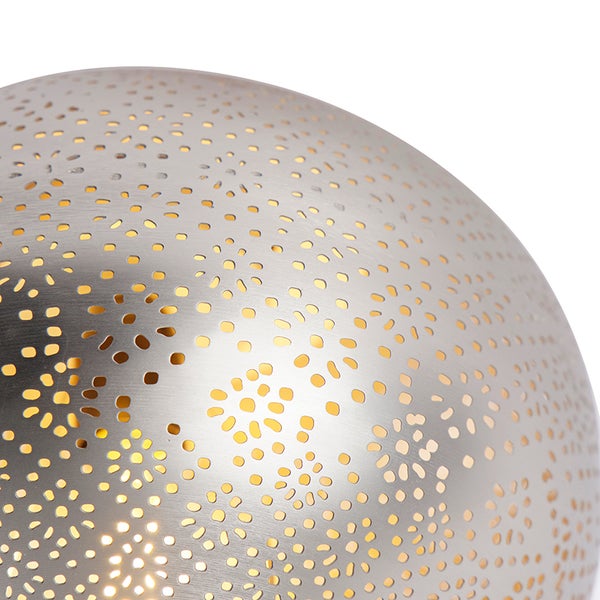 Nahaufnahme einer silberfarbenen Kugel Leuchte mit Lochmuster