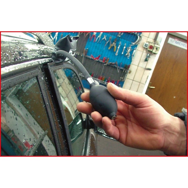 Montagewerkzeug zum Anbringen einer Autoscheibe in der Hand