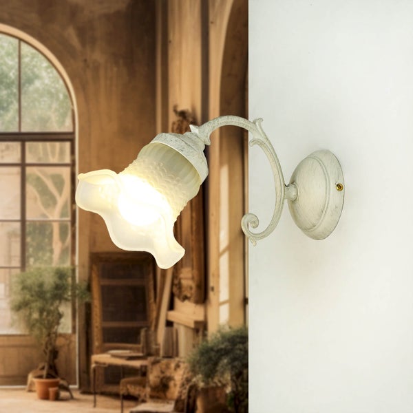 Wandleuchte im Landhausstil mit Glasschirm