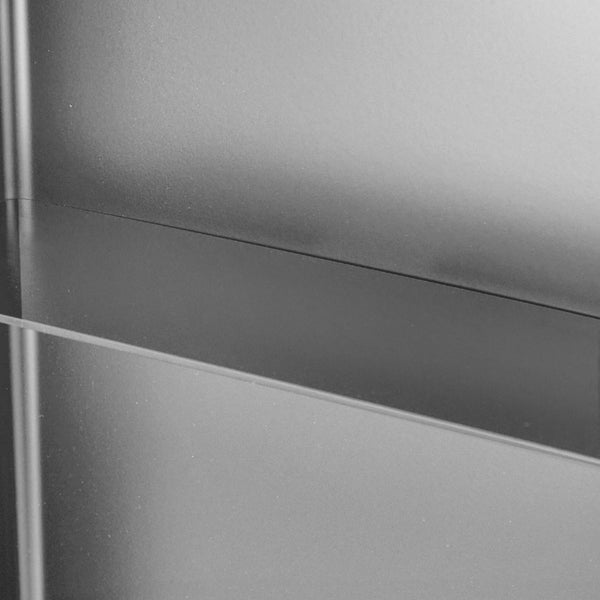 Blühende Bauernhortensie im Gartenbeet