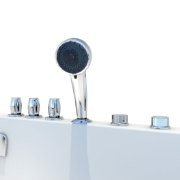 Moderne weiße Badewanne mit Einstiegstür aus Glas und gebogener Duschwand in einem hell gefliesten, barrierefreien Badezimmer.