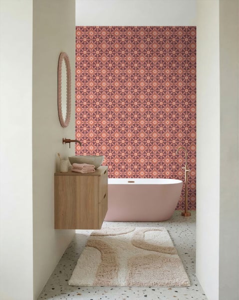 Modernes Badezimmer mit freistehender Badewanne, Holz-Waschtisch mit Steinbecken, Kupferarmaturen und einer gemusterten Akzentwand.