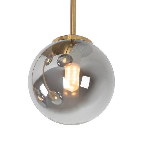 Hängelampe mit einem Lampenschirm in Kugelform