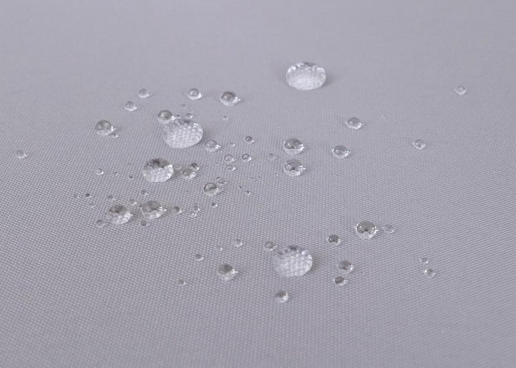 Wassertropfen auf wasserabweisendem Textilgewebe