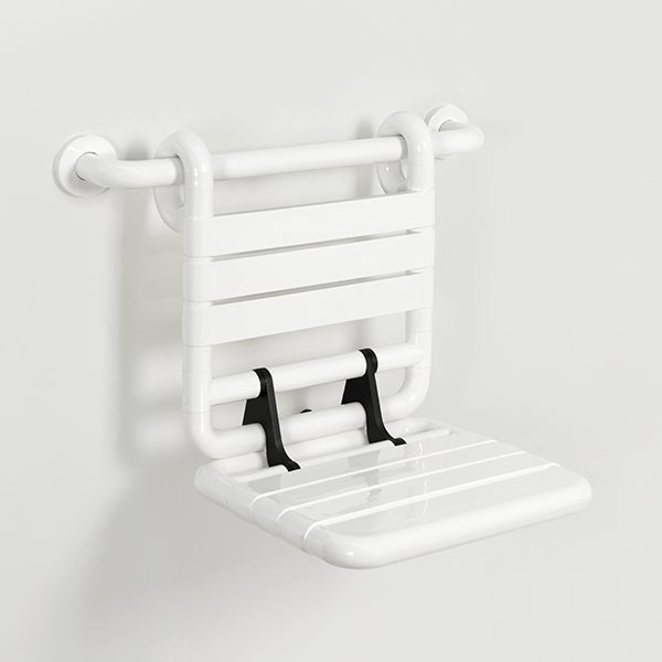 Klappbarer Duschsitz zur Wandmontage an einer Haltestange, mit Rückenlehne und Sitzfläche aus weißen Kunststofflamellen.