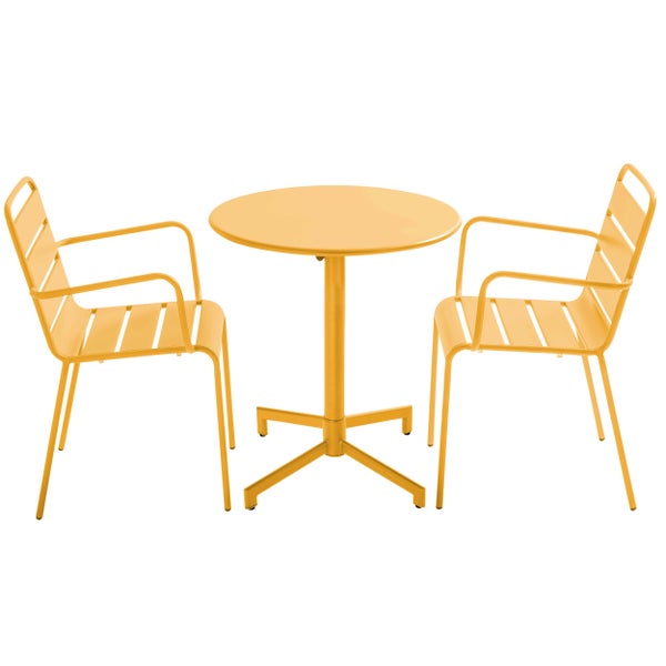 Gelbes Balkon-Set aus Metall mit einem runden Tisch und zwei Gartenstühlen mit Armlehnen.