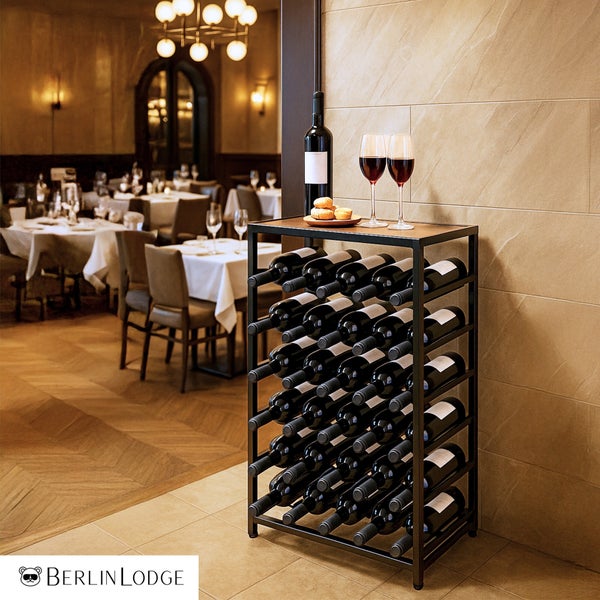 Weinregal aus schwarzem Metall mit Holzplatte, befüllt mit Weinflaschen, in einem hellen, organisierten Restaurant, Berlin Lodge Logo.
