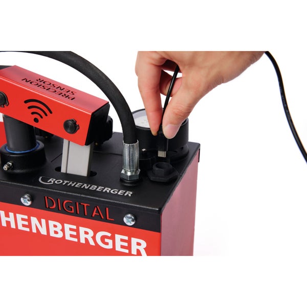 Eine Hand schließt ein Kabel an den Rothenberger Digital Präzisionssensor an.
