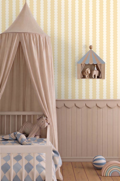 Vliestapete mit gepunktetem Streifenmuster in einem Kinderzimmer mit Babybett, Baldachin und Wandvertäfelung.