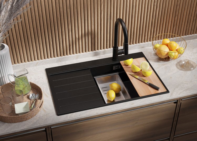 Küchenszene mit schwarzer Spüle, Armatur und Schneidebrett