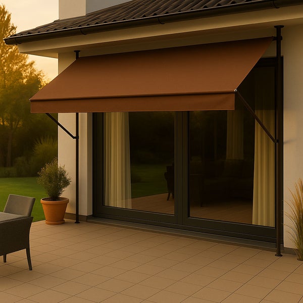 Terrasse mit ausgefahrener Markise zum Sonnenschutz