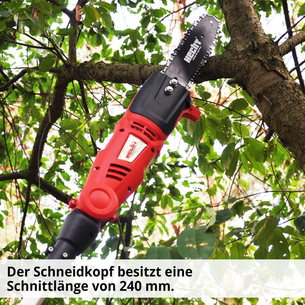Heckenschneider beim Schneiden von Ästen im Garten