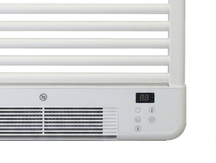 Detailansicht eines weißen Handtuchwärmers mit digitaler Steuerung