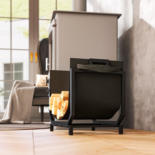 Innenaufnahme mit Kaminholzregal und Holzscheiten vor einem Kaminofen.