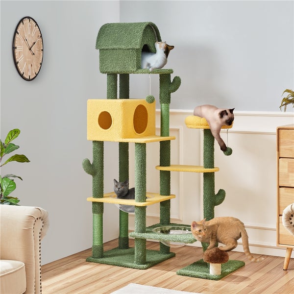 Katzenkratzbaum mit Katzen