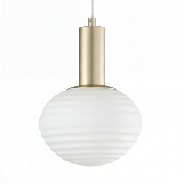 Pendelleuchte mit goldfarbenem Metallsockel und weißem, geriffeltem Glas-Lampenschirm in runder Form.