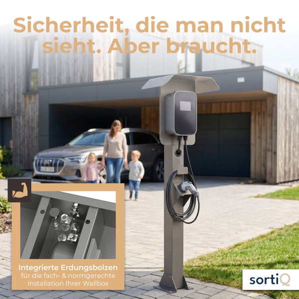 Wallbox-Ladestation auf Standfuß mit Wetterschutzdach, Detailansicht integrierter Erdungsbolzen für fachgerechte Installation, sortiQ Logo.