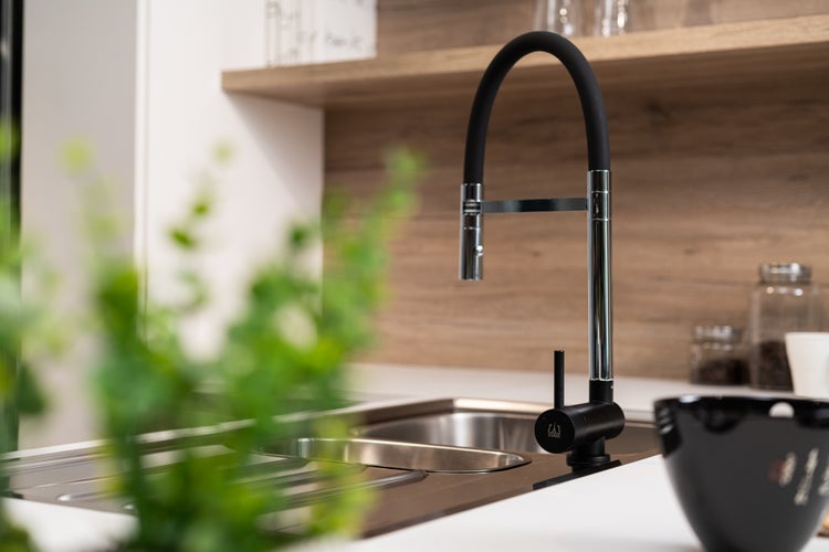 Wasserhahn Vorfenster Küchenarmatur, Umklappbar 6 CM, mit 360° schwenkbarem Auslauf, abnehmbare 2 strahl Handbrause, Verchromt und Schwarz Matt