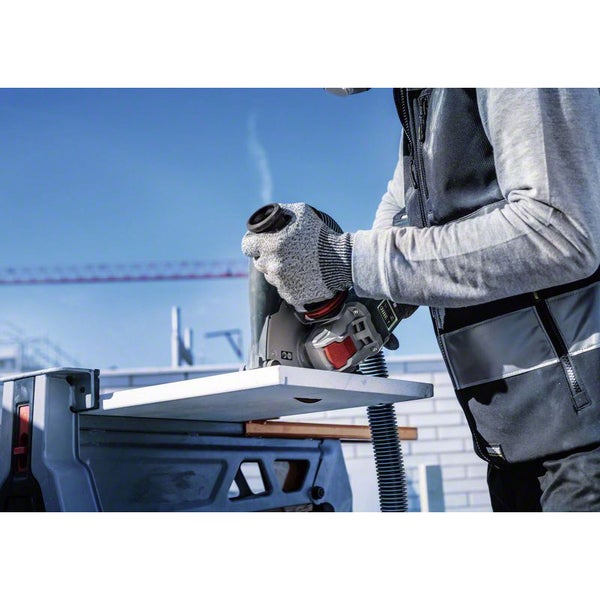 Anwender mit Trennschneider beim Schneiden von Material, persönliche Schutzausrüstung wird getragen.