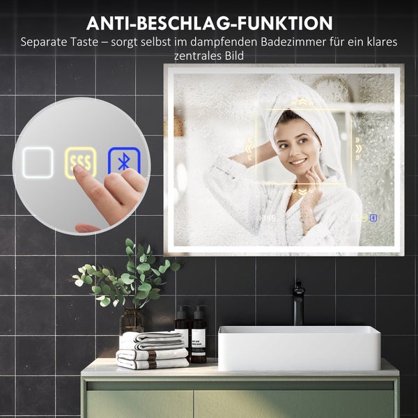 Badezimmerszene mit beleuchtetem Spiegel, Antifunktionsknopf, Waschbecken und Badutensilien