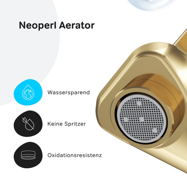 Helles Badezimmer mit freistehender Badewanne, Fliesen und großem Fenster für natürliches Licht