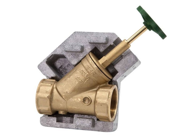 Schrägsitzventil aus Messing mit grauer Dämmschale und grünem Handrad.