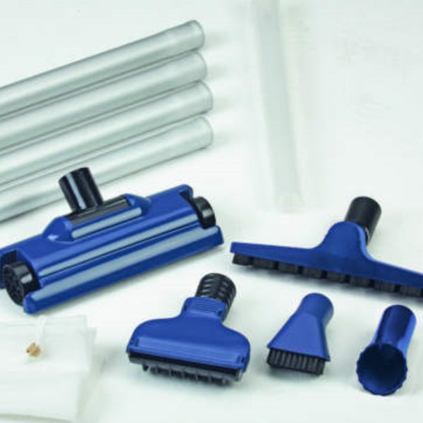 Blaues Pool-Reinigungsset bestehend aus Bodensauger, verschiedenen Bürstenköpfen und vier silbernen Aluminiumstangen.