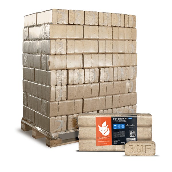 Eine Holzpalette mit RUF Holzbriketts, inklusive einzelner Zehn Kilogramm Brikettpakete der Marke Heizfuxx.