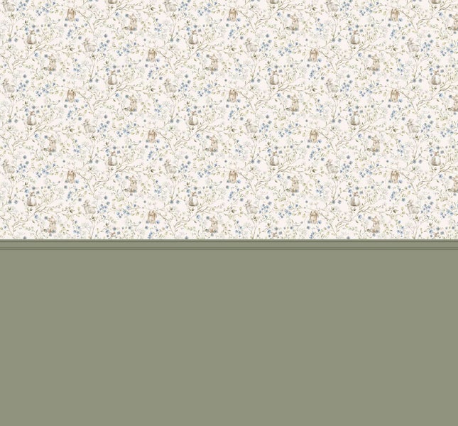 Tapete mit Hasen und Blumenmuster kombiniert mit unifarbener Wandverkleidung im unteren Bereich.