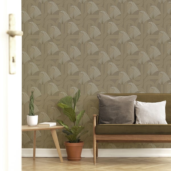 Raum mit Art-Deco-Tapete, Sofa und Pflanzen auf einem Tisch