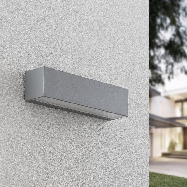 Moderne, rechteckige Außenwandleuchte aus Metall an einer verputzten Hauswand.