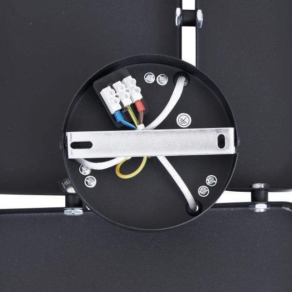 Detailaufnahme der Deckenhalterung einer Lampe mit Lüsterklemme und Kabeln