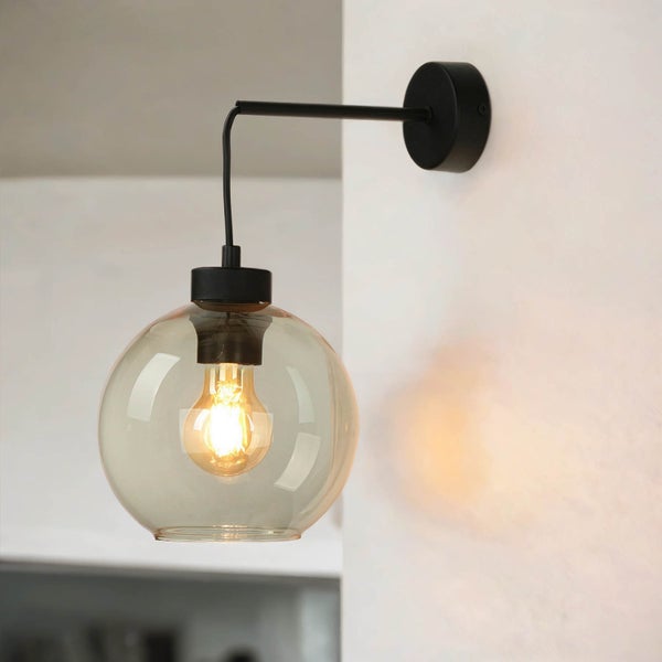 Wandleuchte mit rundem Glasschirm und Glühbirne