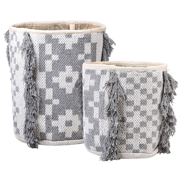 Metallbohrer bohrt in Metallstück mit Metallspänen