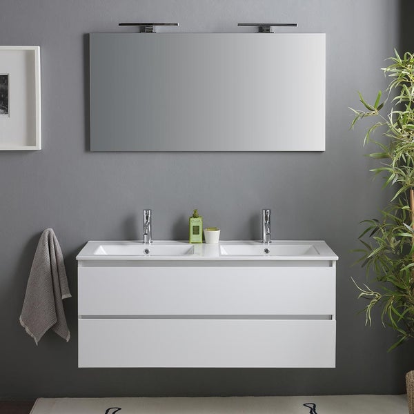 Badezimmer mit weißem Waschtischunterschrank, Doppelwaschbecken und rechteckigem Spiegel