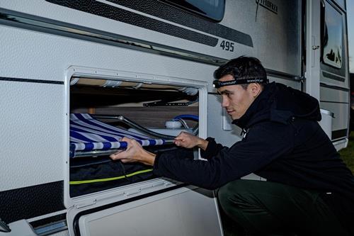 Stirnlampe von Brennenstuhl mit verstellbarem Kopfband, LED-Leuchte und rückseitigem Batteriefach.