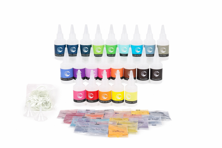 Set mit Textilfarben zum Färben von Stoffen inklusive Kunststoffflaschen, Gummibändern und Trichter.