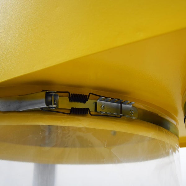 Detailansicht einer Staubabsaugung mit Verschlussmechanismus